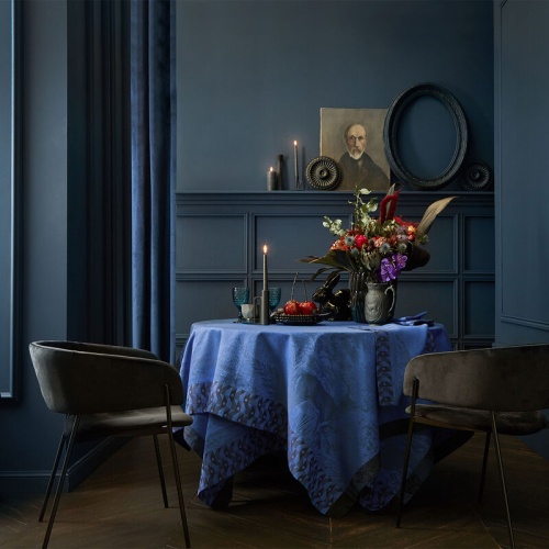 Скатерть Le Jacquard Francais FORET ENCHANTEE blue 120х120 Франция Артикул: 88359 DolceNoce Скатерть Le Jacquard Francais FORET ENCHANTEE blue 120х120 Артикул: 88359 DolceNoce