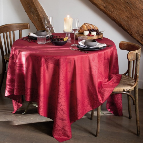 Скатерть Garnier-Thiebaut ORCHIDEES BORDEAUX 180х309 Артикул: 79953 DolceNoce