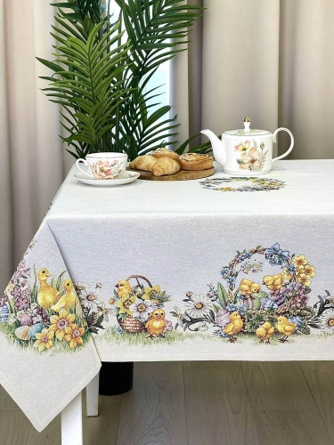 Скатерть Le Gobelin ЦЫПЛЯТА И ФИАЛКИ 140х140 Артикул: 81736 DolceNoce