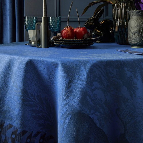 Скатерть Le Jacquard Francais FORET ENCHANTEE blue 120х120 Франция Артикул: 88359 DolceNoce фото 2 Скатерть Le Jacquard Francais FORET ENCHANTEE blue 120х120 Артикул: 88359 DolceNoce фото 2