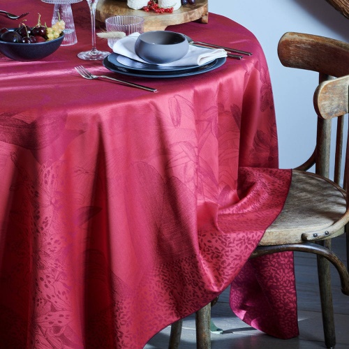 Скатерть Garnier-Thiebaut ORCHIDEES BORDEAUX 180х309 Артикул: 79953 DolceNoce фото 2